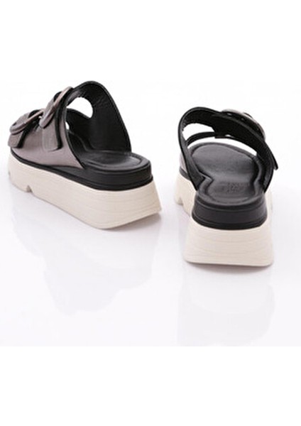 Kadın Terlik Kalın Taban ve Düz Topuk ile Şık Platin Renk