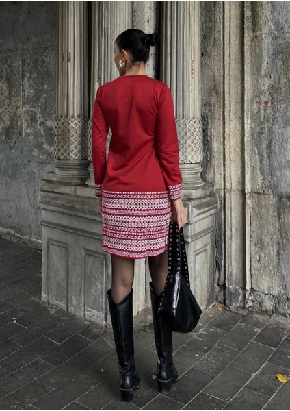 Kadın Uzun Kollu Bisiklet Yaka Kol Ağzı ve Etek Ucu Baskılı Iki Iplik Elbise