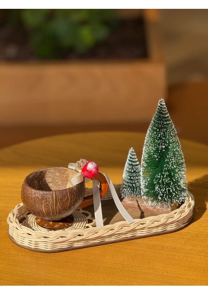 Doğal Rattan 4’lü Kış Dekoru Seti – Tepsi, Kupa, Bardak Altlığı, Mini Çam Ağacı