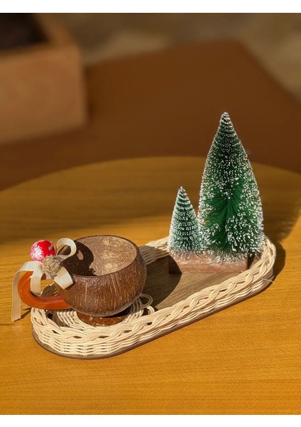 Doğal Rattan 4’lü Kış Dekoru Seti – Tepsi, Kupa, Bardak Altlığı, Mini Çam Ağacı