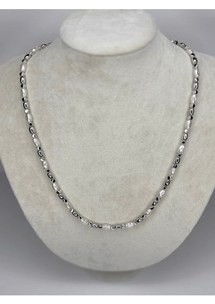 Beyaz Taşlı ve Gümüş Detaylı Silver Kolye
