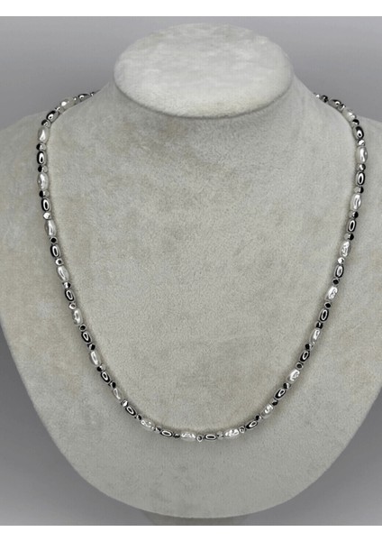 Beyaz Taşlı ve Gümüş Detaylı Silver Kolye fiyatları