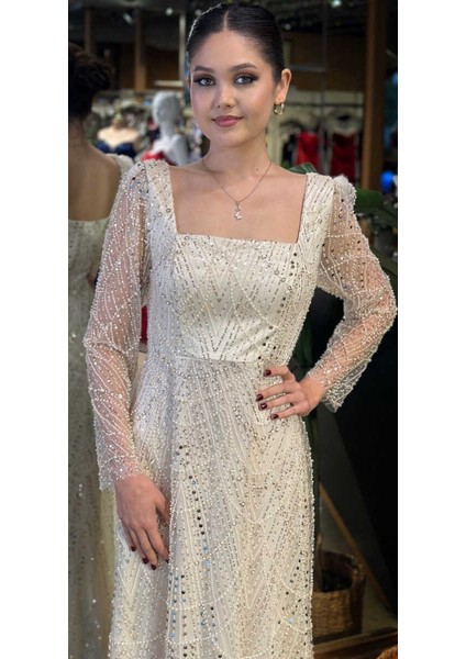 Bej Kare Yaka Uzun Kollu Kloş Etekli Pullu Boncuklu Uzun Abiye Elbise 11047-02 modelleri