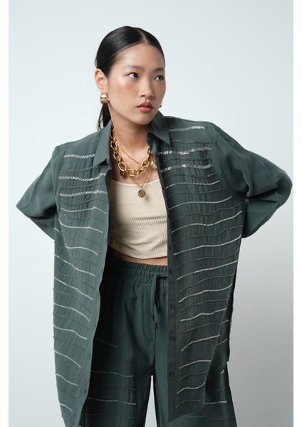 Kadın Yatay Şerit Taş Işlemeli Düz Renk Oversize Gömlek fiyatları