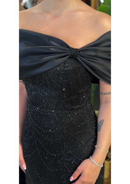 Siyah Madonna Yaka Yırtmaçlı Düz Kesim Pullu Boncuklu Uzun Abiye Elbise 11029-07 fırsatları