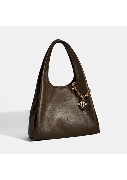 Kadın Kahve Charm Aksesuarlı Deri Omuz Çantası fiyatları
