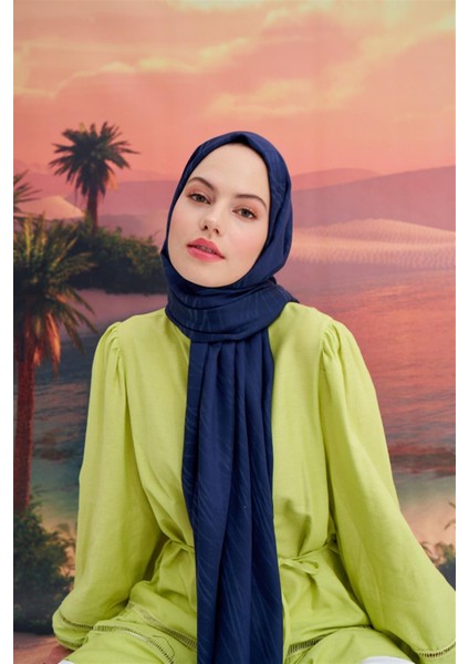 Simetrik Jakar Italyan Ipekli Şal Lacivert fırsatları