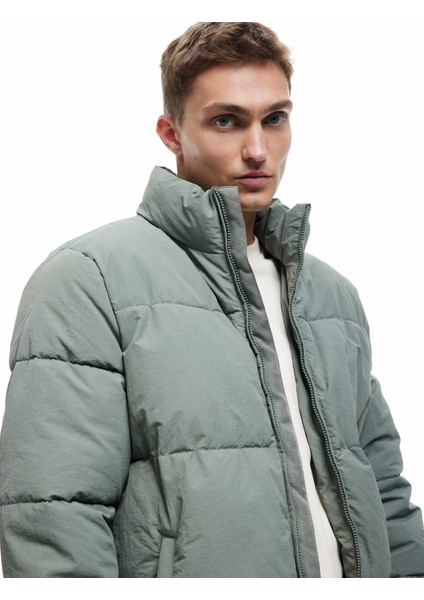 Dik Yaka Cep Detaylı Fermuarlı Kışlık Şişme Mont