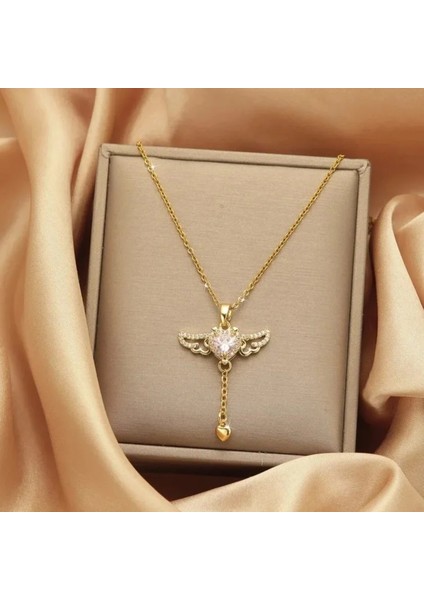 Kadın Kolye – Kalp Detaylı Melek Kanadı, Beyaz Zirkon Taşlı Altın Kaplama, Kararmaz Çelik Takı fiyatları