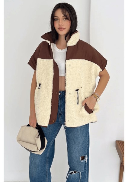 Kısa Kollu Kontrast Detaylı Astarlı Peluş Yelek – Sıcak & Stil Sahibi