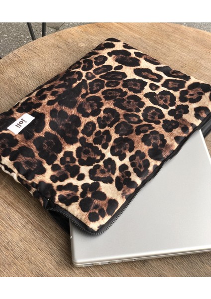 Leopar Desenli Laptop Çantası, Macbook Air ve Macbook Pro ile Uyumlu
