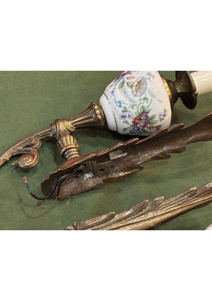 Pirinç ve Porselen‘den Bir Çift Avrupa Aplik 26 cm Boylarında