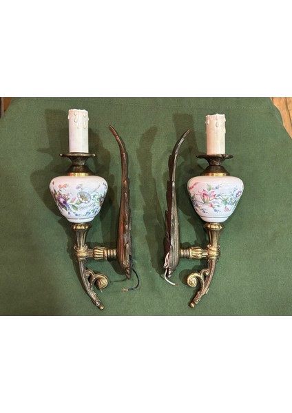 Pirinç ve Porselen‘den Bir Çift Avrupa Aplik 26 cm Boylarında