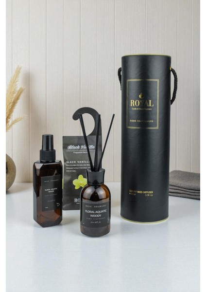 Floral Aquatic Woody Özel Hediye Seti – 100 ml Çubuklu Oda Kokusu + 150 ml Oda & Kumaş Spreyi + Black Vanilya Dolap Koku Kesesi + Özel Hediye Kutusu
