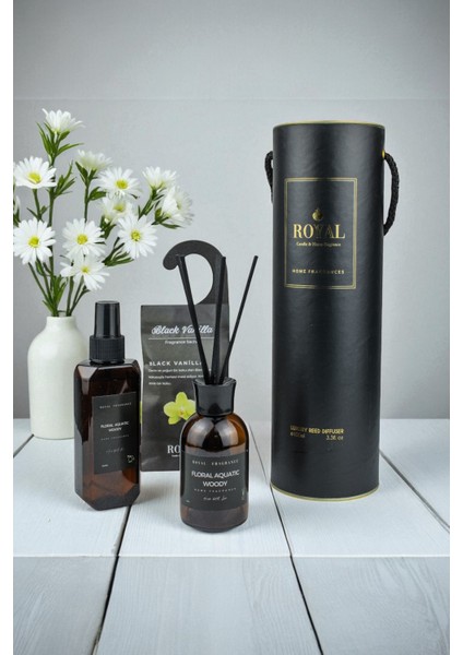 Floral Aquatic Woody Özel Hediye Seti – 100 ml Çubuklu Oda Kokusu + 150 ml Oda & Kumaş Spreyi + Black Vanilya Dolap Koku Kesesi + Özel Hediye Kutusu fiyatları
