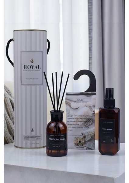 Woody Balsamic Özel Hediye Seti – 100 ml Çubuklu Oda Kokusu + 150 ml Oda & Kumaş Spreyi + Soft Linen Dolap Koku Kesesi + Şık Hediye Kutusu modelleri