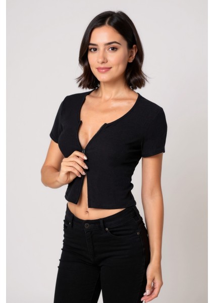 Kadın Siyah Çift Fermuarlı Yarım Kol Crop Top Bluz – Şık, Rahat ve Kolay Kombinlenebilir indirimleri