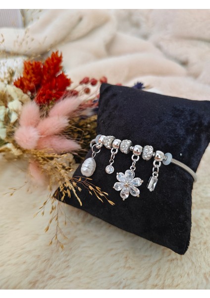 Charmlı Çelik Çiçek Detaylı Silver Bileklik