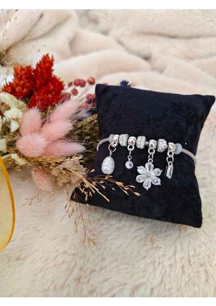 Charmlı Çelik Çiçek Detaylı Silver Bileklik modelleri