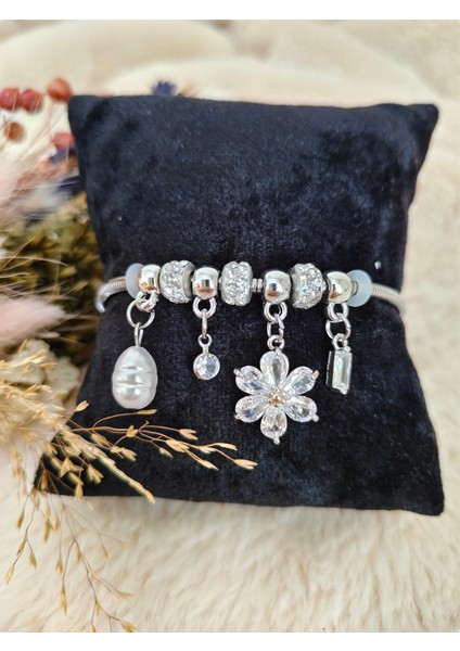 Charmlı Çelik Çiçek Detaylı Silver Bileklik fırsatları