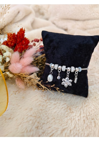 Charmlı Çelik Çiçek Detaylı Silver Bileklik indirimleri