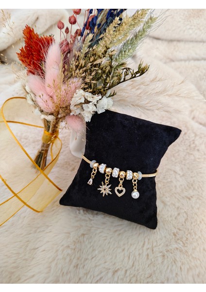 Charmlı Çelik Yıldız Detaylı Gold Bileklik