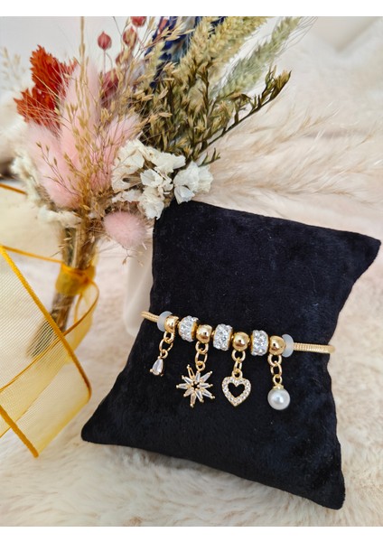 Charmlı Çelik Yıldız Detaylı Gold Bileklik modelleri