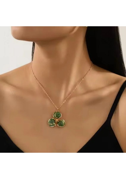 Kadın Çiçek Kolye – Zümrüt Yeşili Taşlı, Gold Kaplama, Kararmaz ve Antialerjik Tasarım