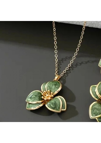 Kadın Çiçek Kolye – Zümrüt Yeşili Taşlı, Gold Kaplama, Kararmaz ve Antialerjik Tasarım fiyatları