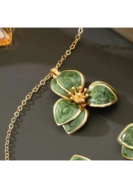Kadın Çiçek Kolye – Zümrüt Yeşili Taşlı, Gold Kaplama, Kararmaz ve Antialerjik Tasarım modelleri