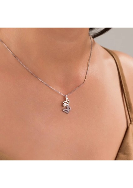 Kadın Kolye – Inci Detaylı Kelebek Figürlü, Gümüş Kaplama, Kararmaz ve Antialerjik Çelik Tasarım modelleri