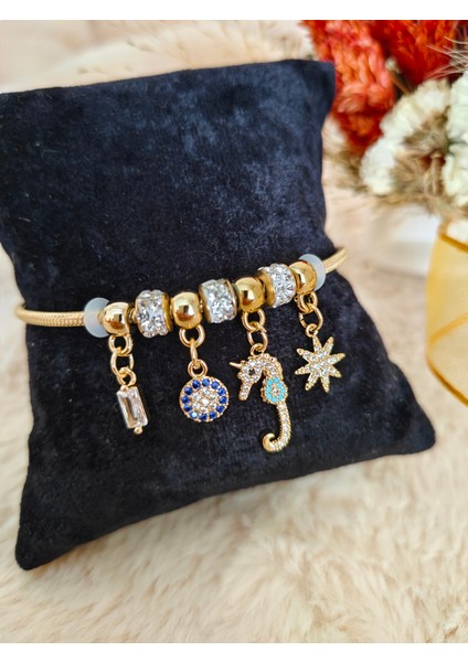 Charmlı Çelik Deniz Atı Detaylı Gold Bileklik