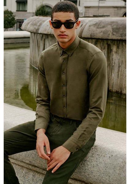 Erkek Haki Düğmeli Yaka Kolay Ütülenebilir Pamuklu Slim Fit Dar Kesim Oxford Gömlek modelleri