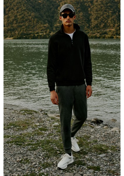 Erkek Siyah Standart Fit Normal Kesim Içi Polarlı Dik Bato Yaka Pamuklu Sweatshirt fırsatları