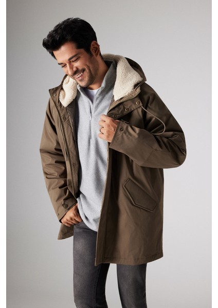 Standart Fit Normal Kesim Kapüşonlu Dik Yaka Yan Cepli Kaban