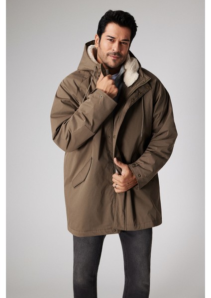 Standart Fit Normal Kesim Kapüşonlu Dik Yaka Yan Cepli Kaban modelleri