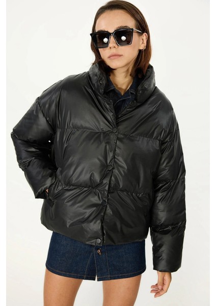 İçi Astarlı Su ve Rüzgar Geçirmez Cepli Dik Yaka Kadın Mont