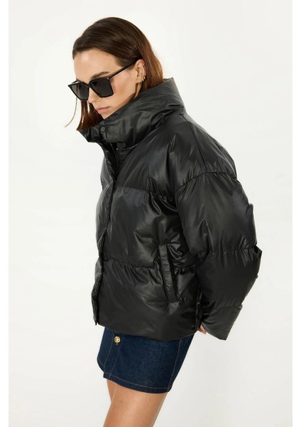 İçi Astarlı Su ve Rüzgar Geçirmez Cepli Dik Yaka Kadın Mont modelleri