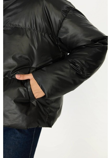 İçi Astarlı Su ve Rüzgar Geçirmez Cepli Dik Yaka Kadın Mont indirimleri