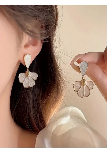 Sallantılı Beyaz Papatya Küpe