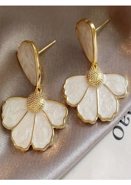 Sallantılı Beyaz Papatya Küpe