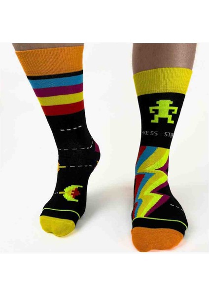 Space Invaders Retro Oyun Temalı Renkli Unisex Çorap Seti – 5’lı Koleksiyon modelleri