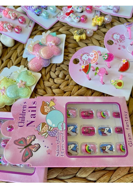 Kız Çocuk Simli Kelebek Toka Yapıştırma Tırnak Ayarlanabilen Yüzük ve Iki Adet Sıkıştırmalı Küpe Set fırsatları
