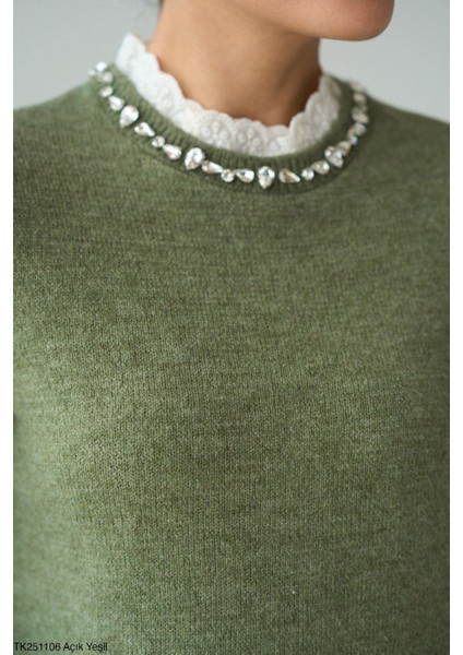 Yeşil Yakası Taş Işleme Detaylı Triko Kazak