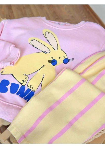 Kız Çocuk Pamuklu Pembe Tavşan Baskılı Sweatshirt Takım - Sarı Çizgili Pantolonlu fiyatları