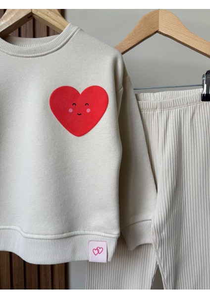 Kız Çocuk Pamuklu Bej Kalp Desenli Sweatshirt ve Geniş Paça Pantolon Takım - Yumuşak Dokulu Rahat Kalıp indirimleri