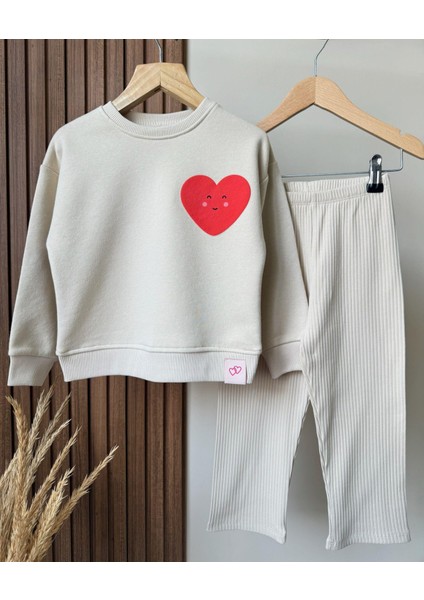 Kız Çocuk Pamuklu Bej Kalp Desenli Sweatshirt ve Geniş Paça Pantolon Takım - Yumuşak Dokulu Rahat Kalıp