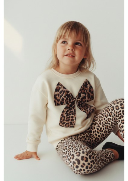 Kız Çocuk Pamuklu Krem Leopar Fiyonk Sweatshirt Takım - Leopar Desenli Taytlı Günlük Model
