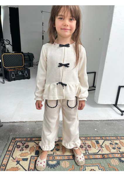 Kız Çocuk Pamuklu Krem Şık Fiyonk Detaylı Takım – Rahat ve Zarif Tasarım fırsatları