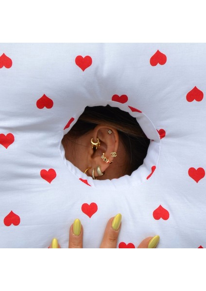 Piercing Yastığı , Kare (25x25 cm)Mini Kalp Desenli , Kulak Yastığı, Konforlu Uyku Için Özel Tasarım Kulak Koruyucu Delikli Yastık